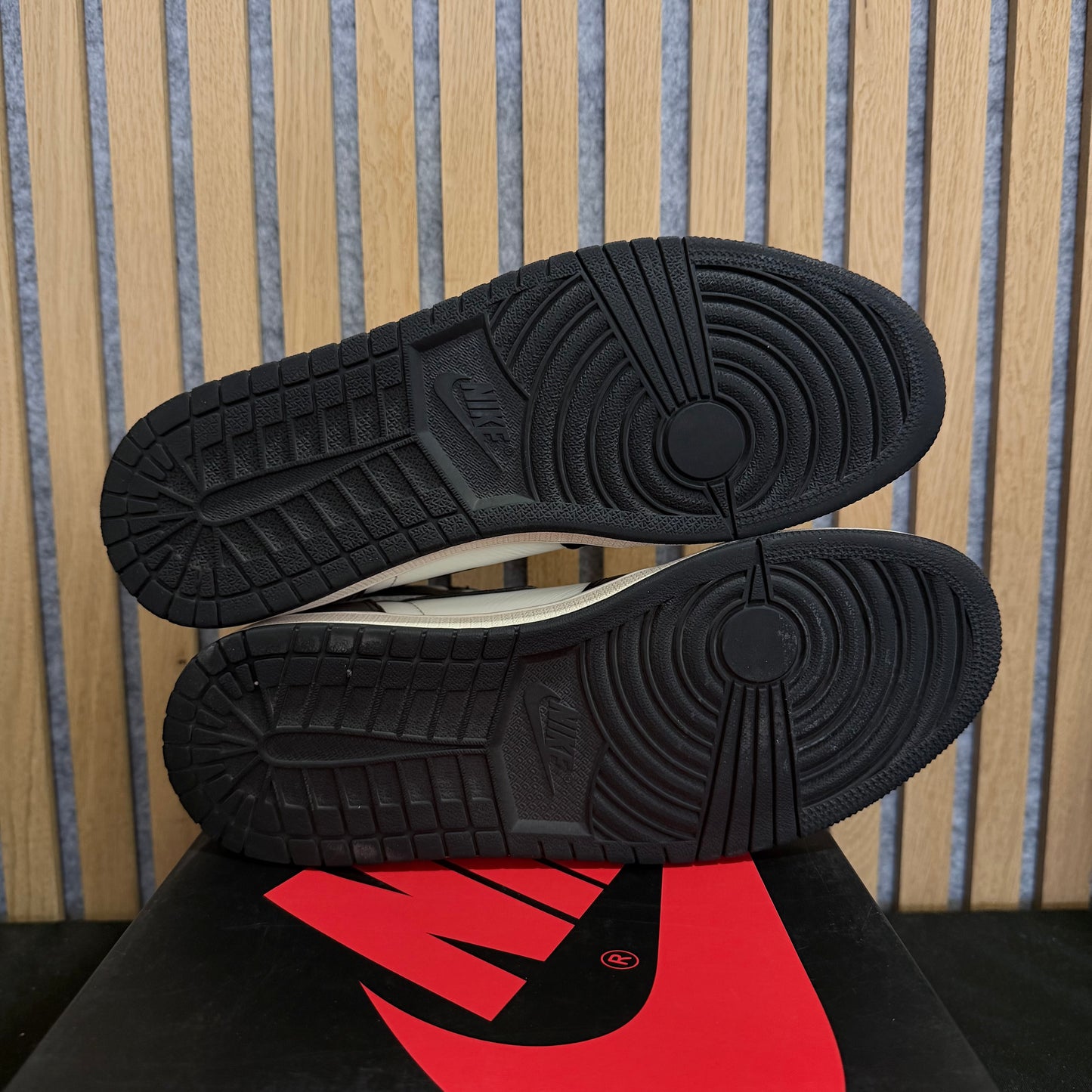 Air Jordan 1 Retro High 'Dark Mocha' (PRE-OWNED)