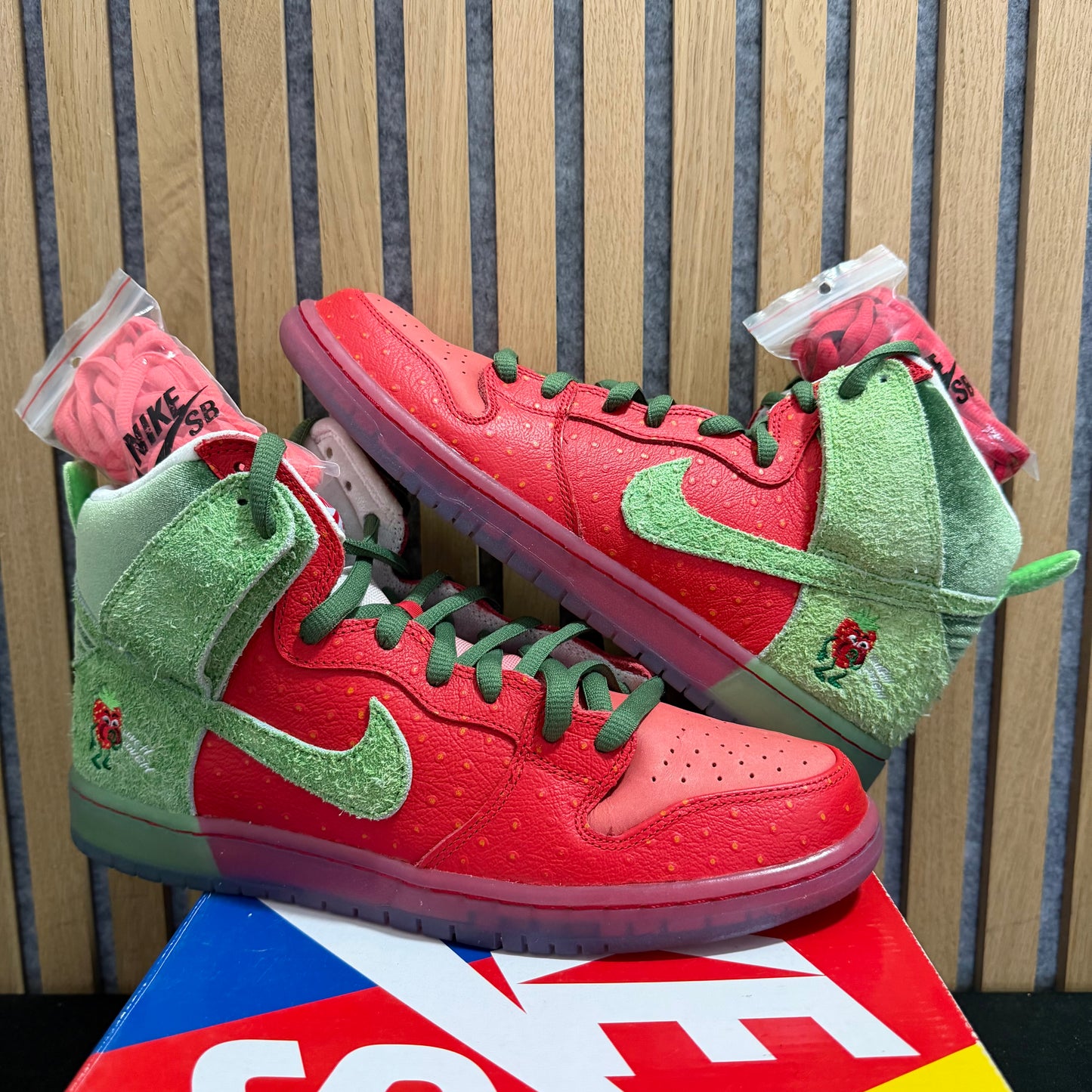 Nike SB Dunk High 'Strawberry Cough' (PRE-OWNED)